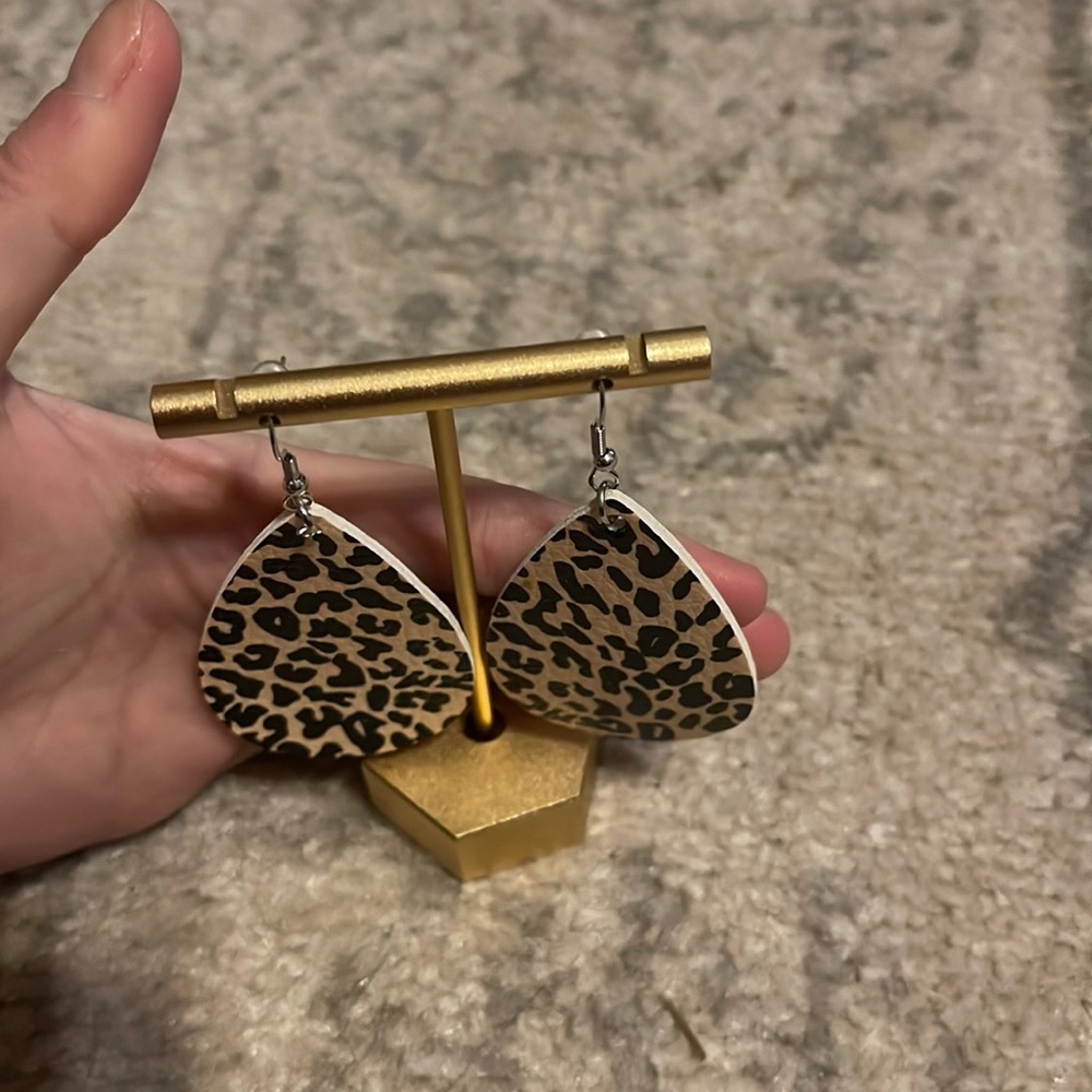 Jag/leopard print earrings itemℹ️4️⃣